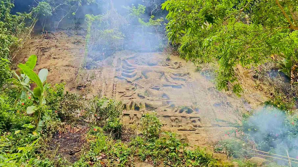 Chakrak Ma's Rock Carvings